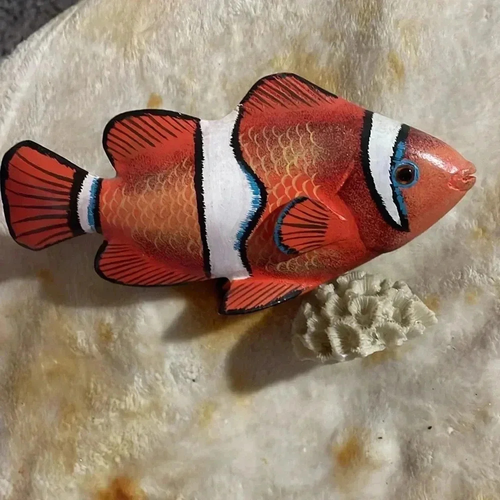 Tropical wood clown fish on faux coral - Picture 6 of 9